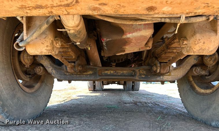 image for item NQ9338 1982 International Paystar 5000  winch truck