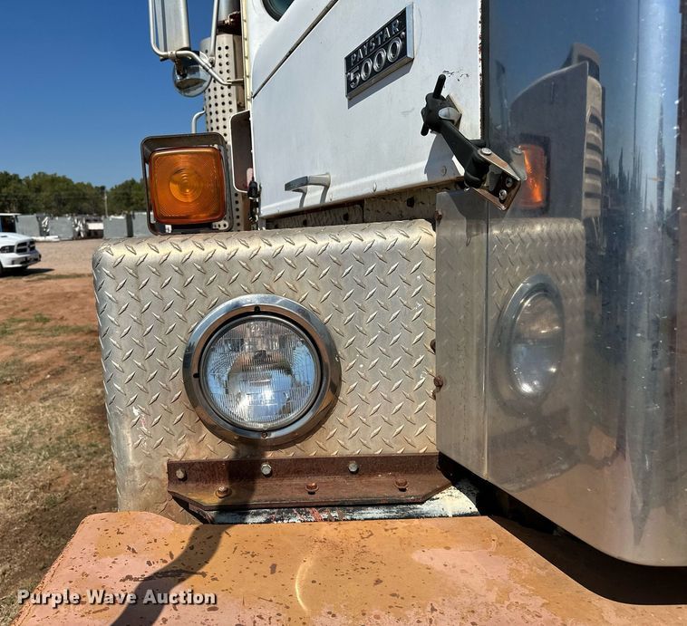 image for item NQ9338 1982 International Paystar 5000  winch truck