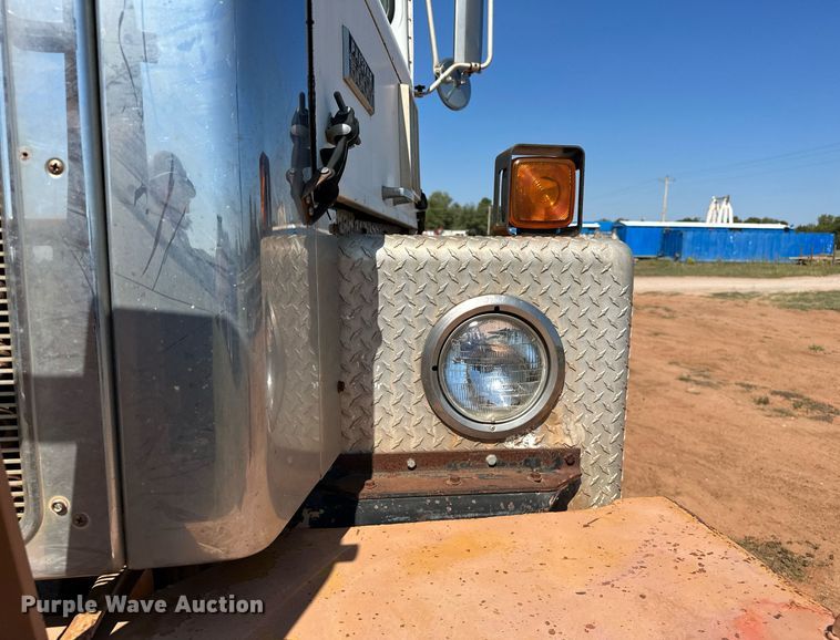 image for item NQ9338 1982 International Paystar 5000  winch truck