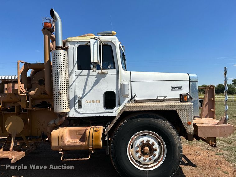 image for item NQ9338 1982 International Paystar 5000  winch truck