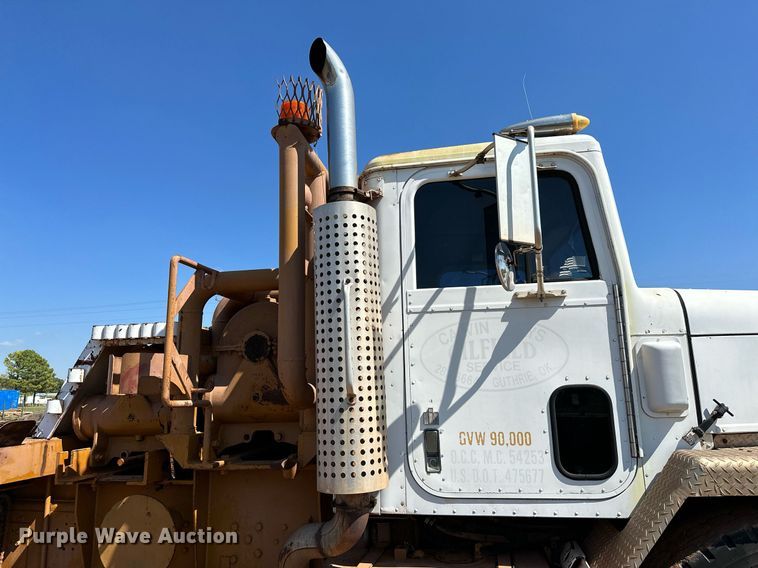 image for item NQ9338 1982 International Paystar 5000  winch truck