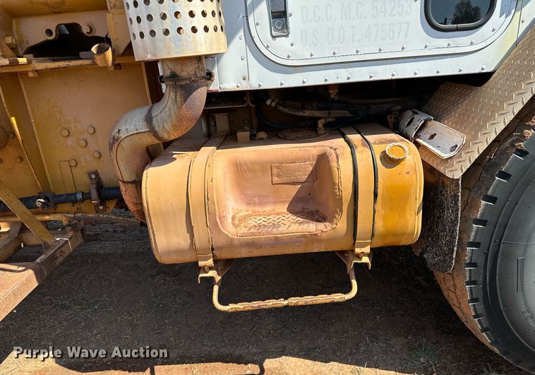 image for item NQ9338 1982 International Paystar 5000  winch truck