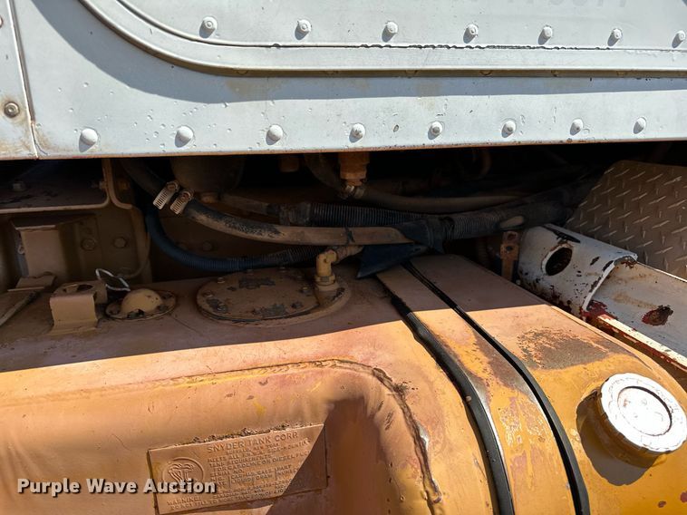 image for item NQ9338 1982 International Paystar 5000  winch truck