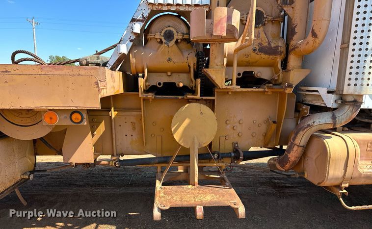 image for item NQ9338 1982 International Paystar 5000  winch truck