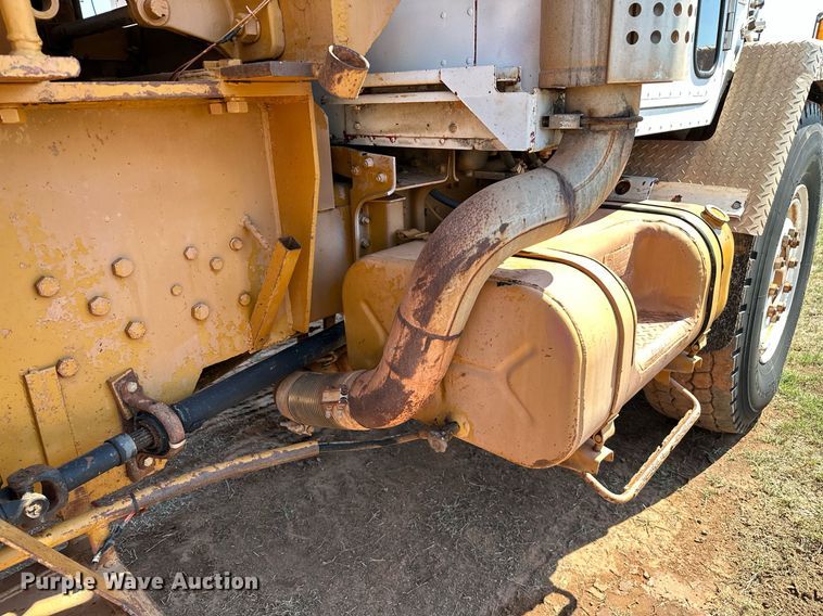 image for item NQ9338 1982 International Paystar 5000  winch truck