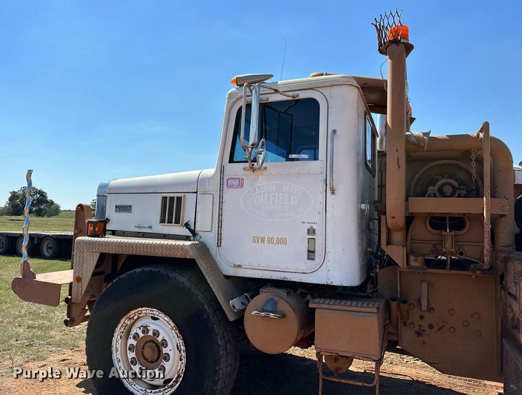 image for item NQ9338 1982 International Paystar 5000  winch truck