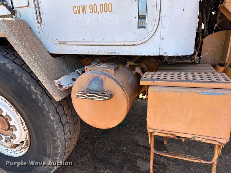 image for item NQ9338 1982 International Paystar 5000  winch truck