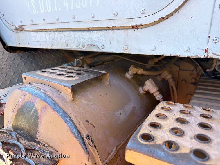 image for item NQ9338 1982 International Paystar 5000  winch truck