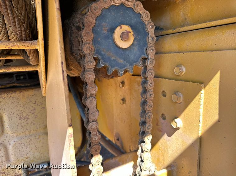 image for item NQ9338 1982 International Paystar 5000  winch truck