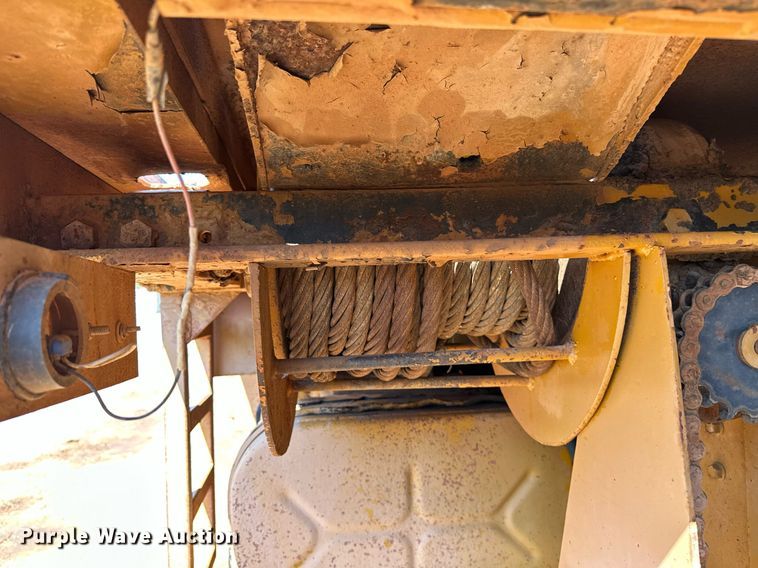 image for item NQ9338 1982 International Paystar 5000  winch truck