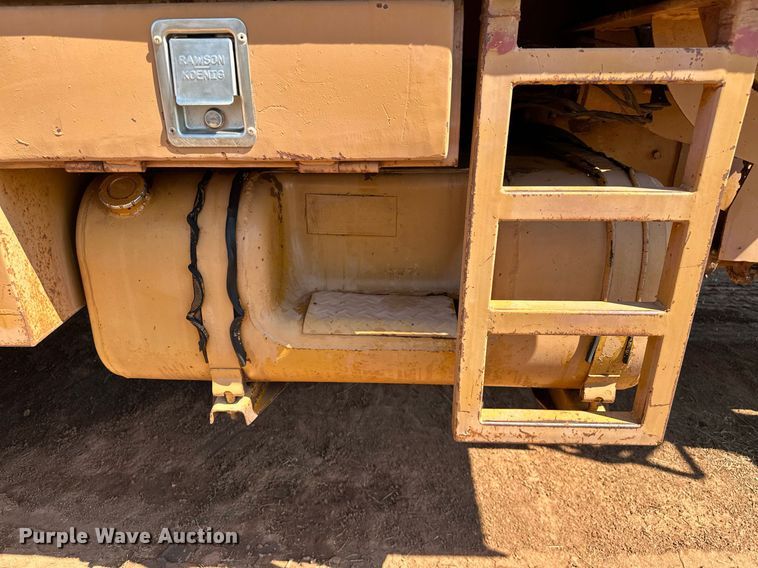 image for item NQ9338 1982 International Paystar 5000  winch truck