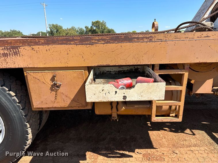 image for item NQ9338 1982 International Paystar 5000  winch truck