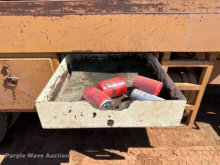 image for item NQ9338 1982 International Paystar 5000  winch truck