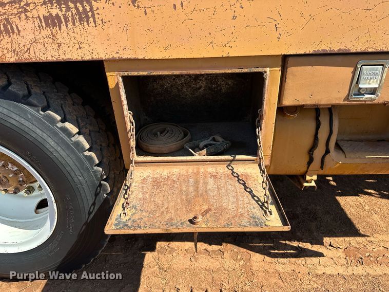 image for item NQ9338 1982 International Paystar 5000  winch truck