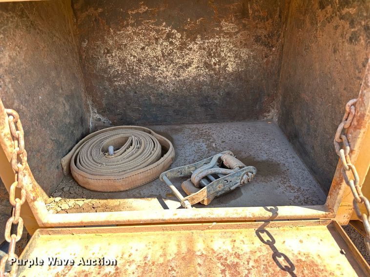 image for item NQ9338 1982 International Paystar 5000  winch truck