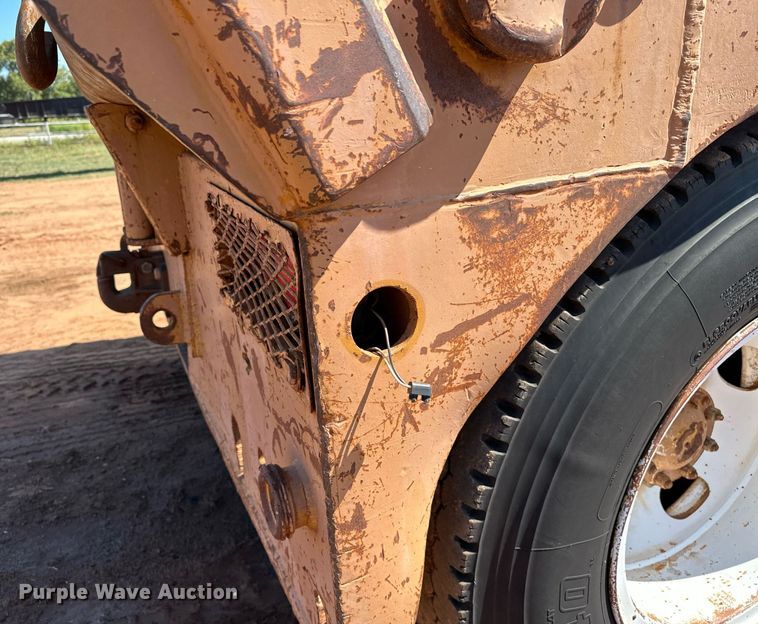 image for item NQ9338 1982 International Paystar 5000  winch truck