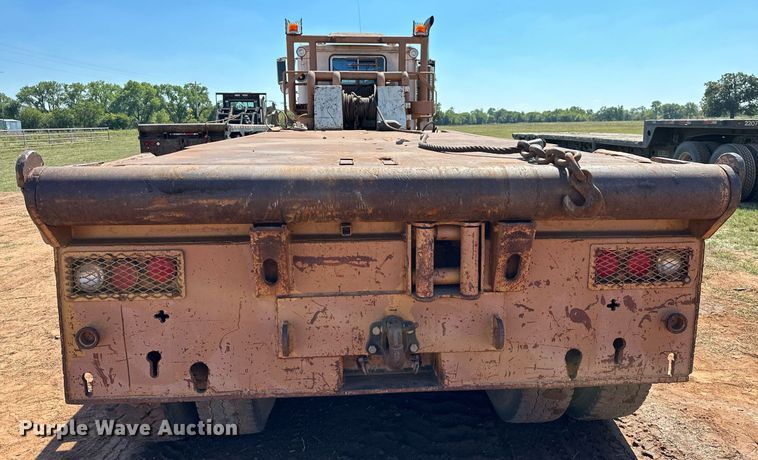 image for item NQ9338 1982 International Paystar 5000  winch truck