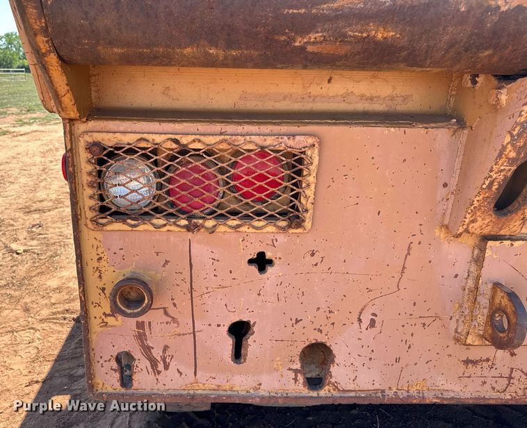 image for item NQ9338 1982 International Paystar 5000  winch truck