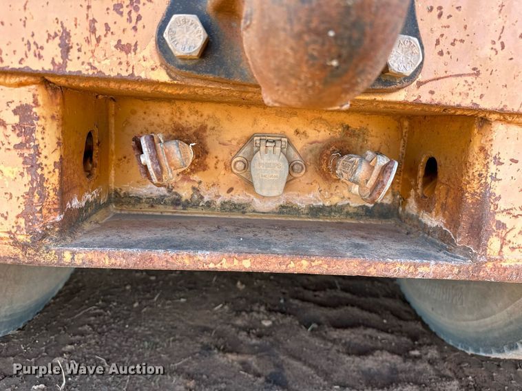 image for item NQ9338 1982 International Paystar 5000  winch truck