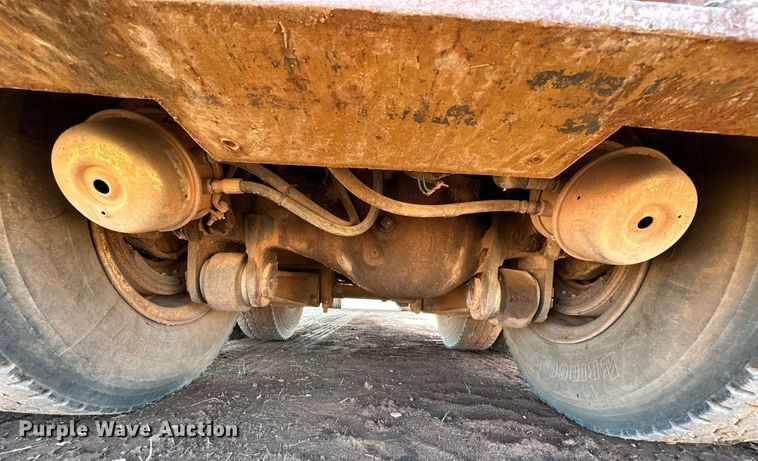 image for item NQ9338 1982 International Paystar 5000  winch truck