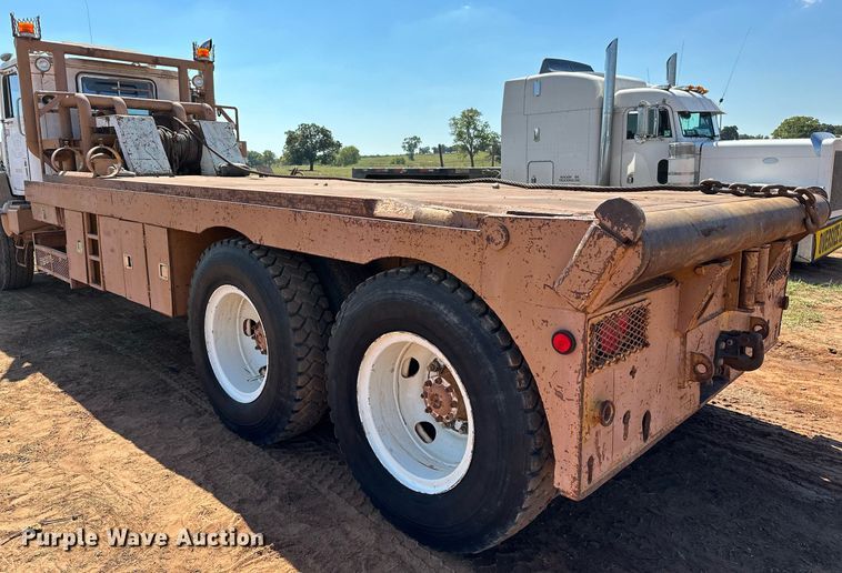 image for item NQ9338 1982 International Paystar 5000  winch truck