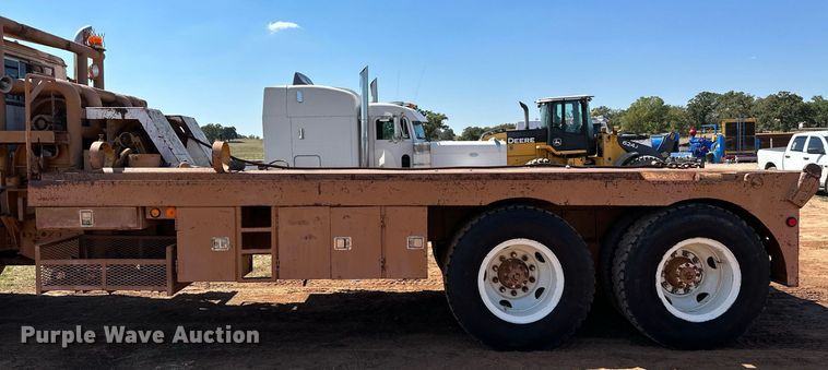 image for item NQ9338 1982 International Paystar 5000  winch truck