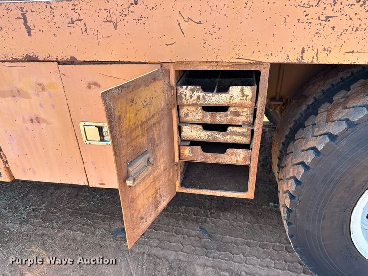 image for item NQ9338 1982 International Paystar 5000  winch truck