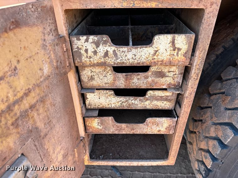 image for item NQ9338 1982 International Paystar 5000  winch truck