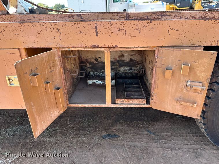 image for item NQ9338 1982 International Paystar 5000  winch truck