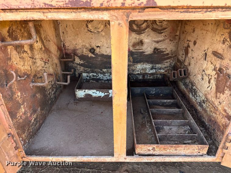 image for item NQ9338 1982 International Paystar 5000  winch truck