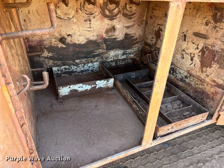 image for item NQ9338 1982 International Paystar 5000  winch truck