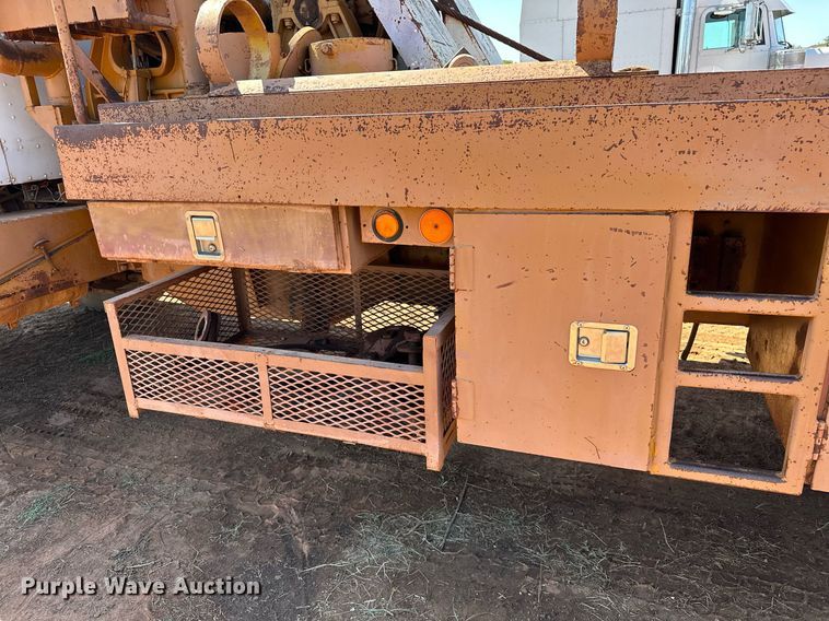 image for item NQ9338 1982 International Paystar 5000  winch truck