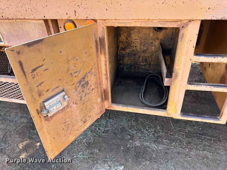 image for item NQ9338 1982 International Paystar 5000  winch truck