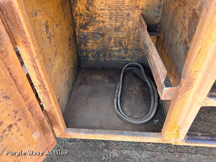 image for item NQ9338 1982 International Paystar 5000  winch truck