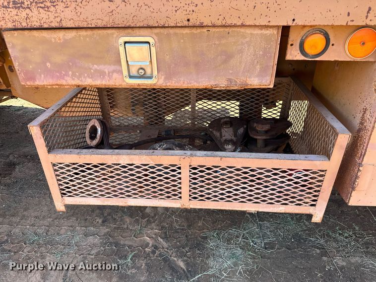 image for item NQ9338 1982 International Paystar 5000  winch truck