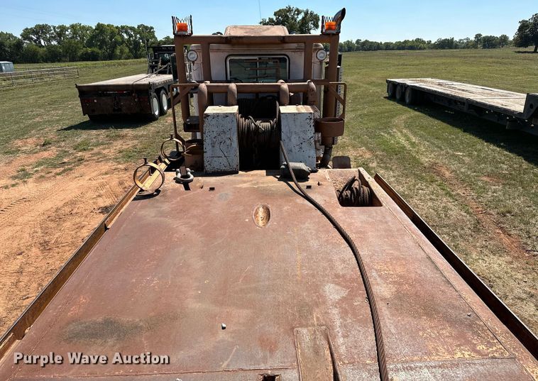 image for item NQ9338 1982 International Paystar 5000  winch truck