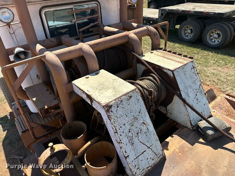 image for item NQ9338 1982 International Paystar 5000  winch truck