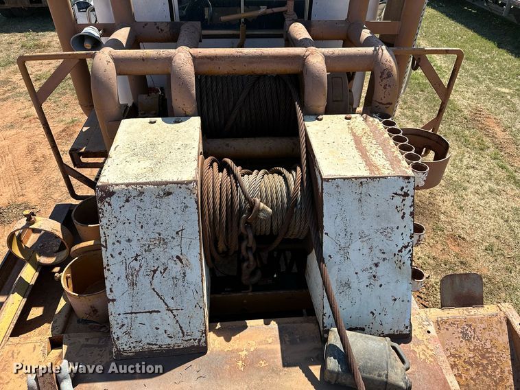 image for item NQ9338 1982 International Paystar 5000  winch truck