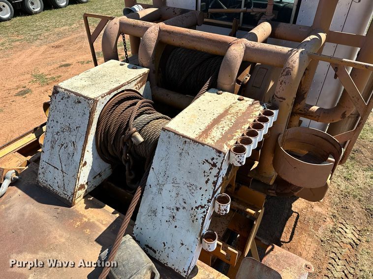 image for item NQ9338 1982 International Paystar 5000  winch truck