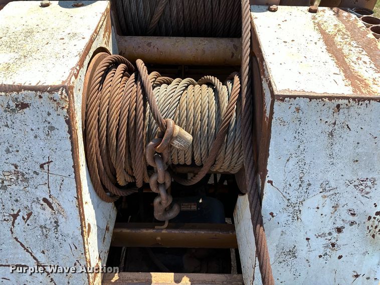 image for item NQ9338 1982 International Paystar 5000  winch truck