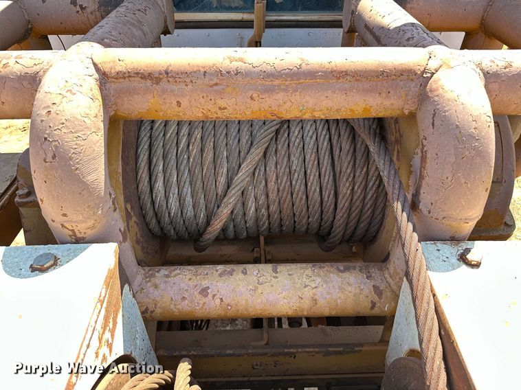 image for item NQ9338 1982 International Paystar 5000  winch truck