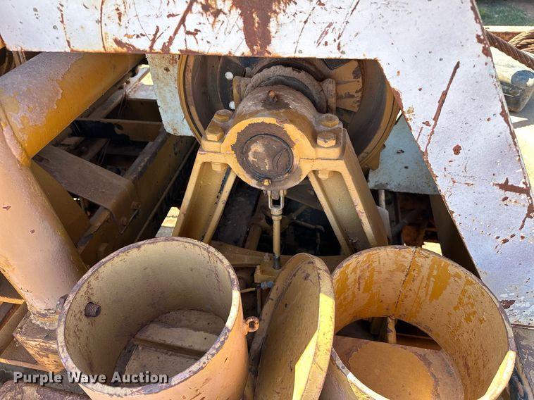 image for item NQ9338 1982 International Paystar 5000  winch truck