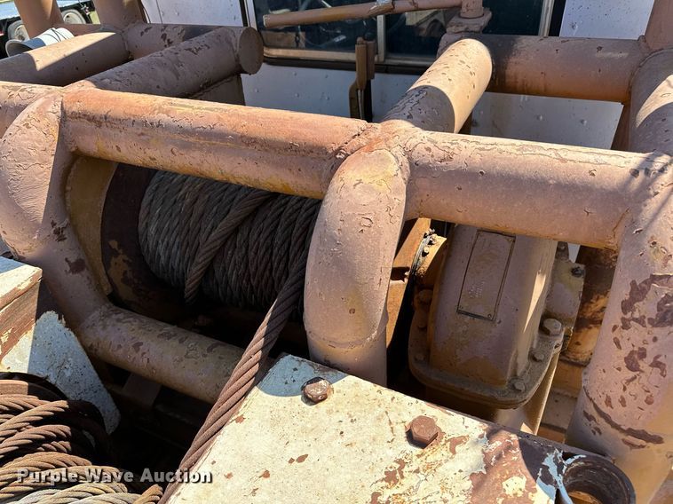 image for item NQ9338 1982 International Paystar 5000  winch truck