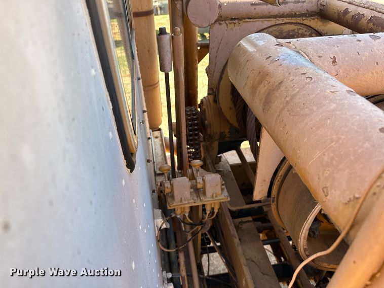 image for item NQ9338 1982 International Paystar 5000  winch truck