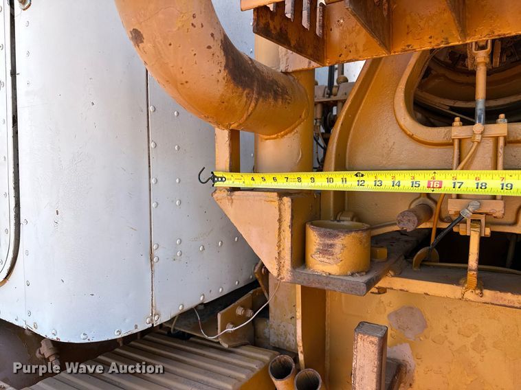 image for item NQ9338 1982 International Paystar 5000  winch truck