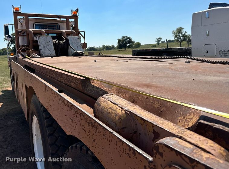 image for item NQ9338 1982 International Paystar 5000  winch truck