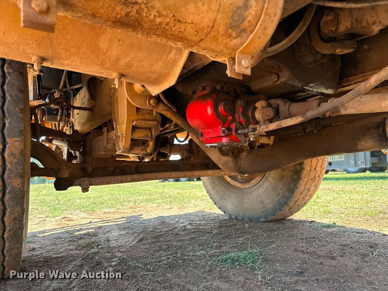 image for item NQ9338 1982 International Paystar 5000  winch truck