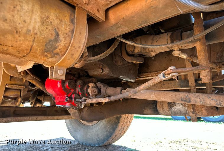 image for item NQ9338 1982 International Paystar 5000  winch truck