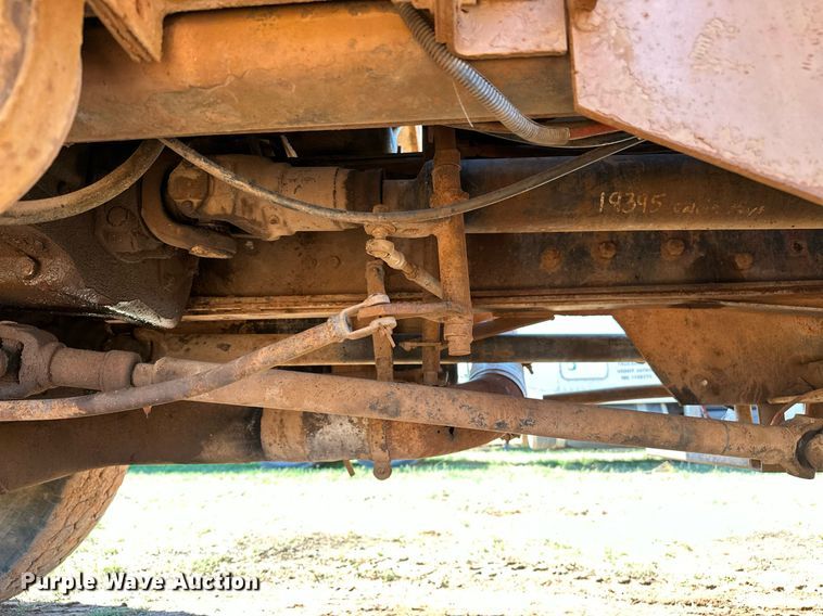 image for item NQ9338 1982 International Paystar 5000  winch truck