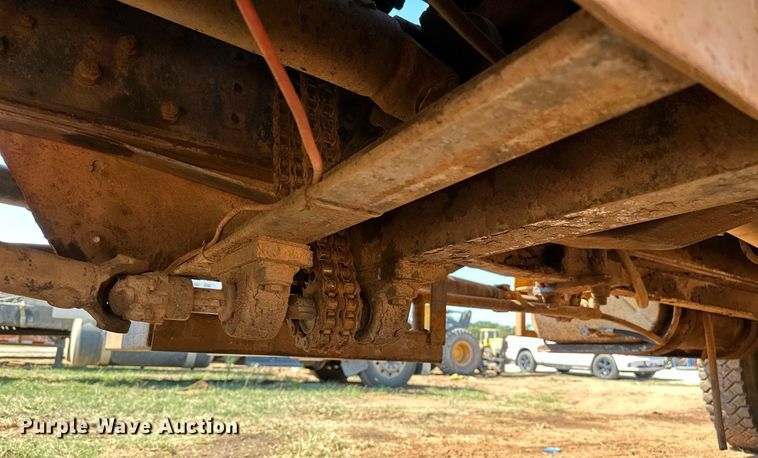 image for item NQ9338 1982 International Paystar 5000  winch truck